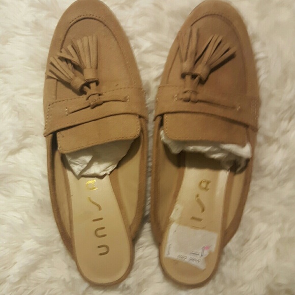 Shoes - Tan Flats with tassels! Super comfortable